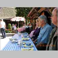 59-05-1535 Treffen 2010 - Die Schirrauer sitzen im Schatten und warten auf Kaffee und Kuchen.jpg